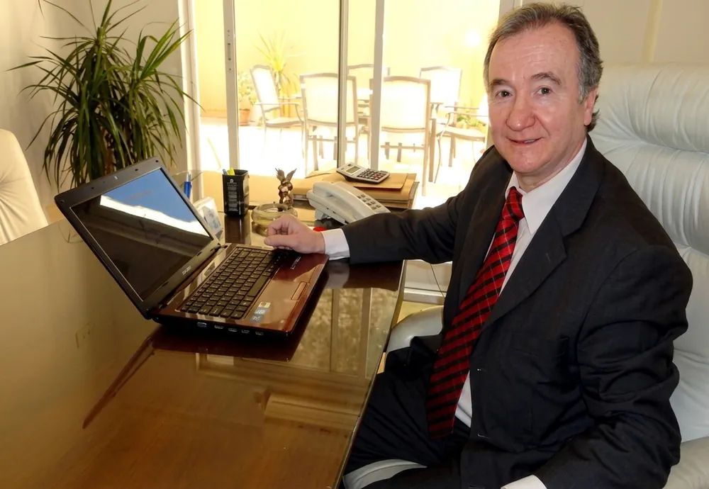 Raúl Horacio Enricci, corredor inmobiliario, en su oficina